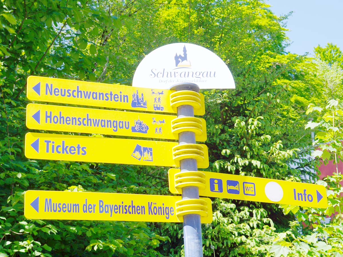 Yellow directional sign in Hohenschwangau